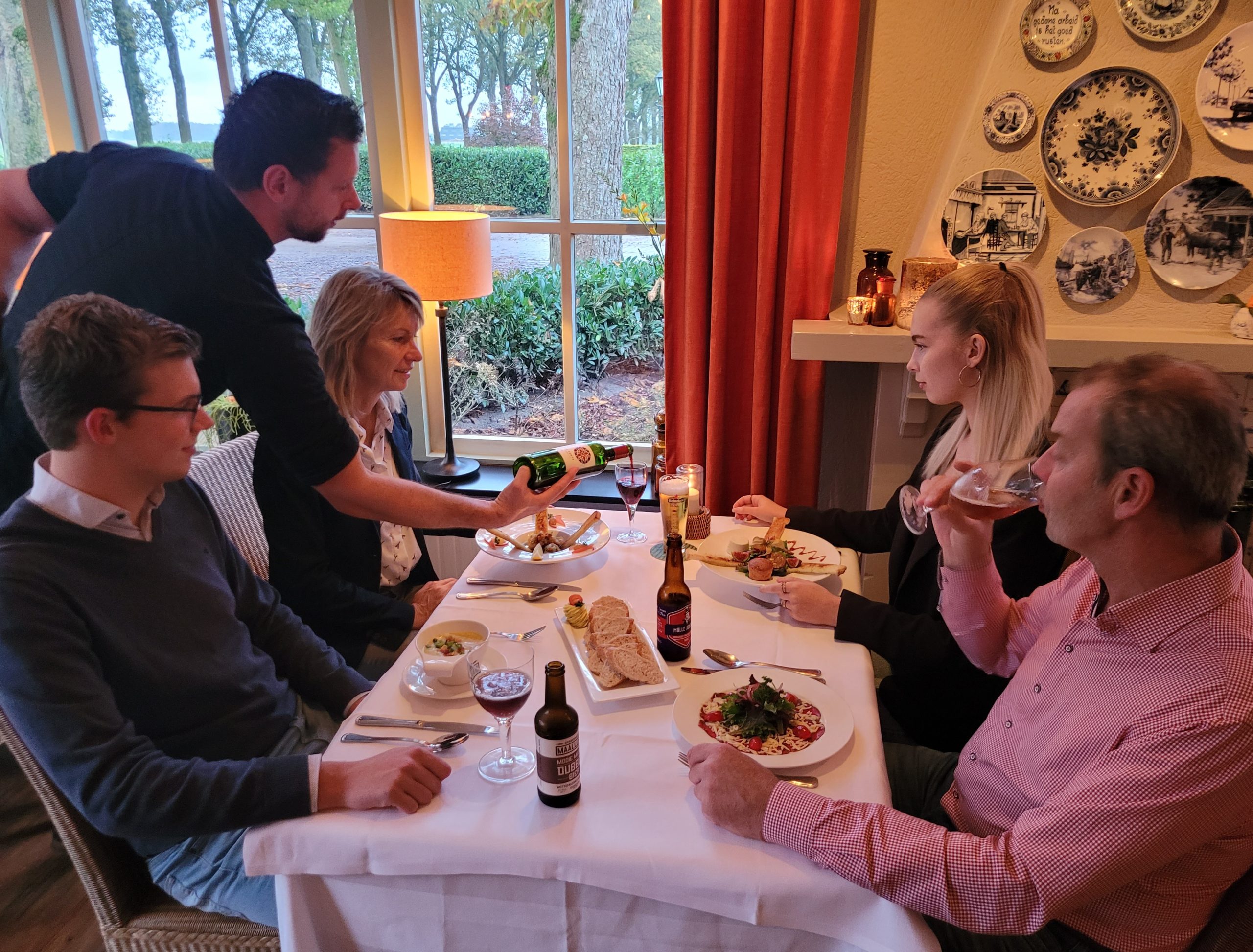 Lekker biertje bij het eten Gezellig uit eten met een streekbiertje in een gemoedelijike sfeer.