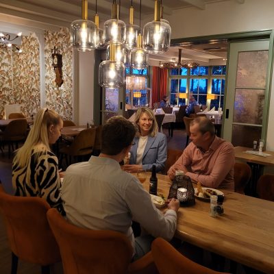 Gezellig huiskamer restaurant. Met linnen gedekte en houten tafels.