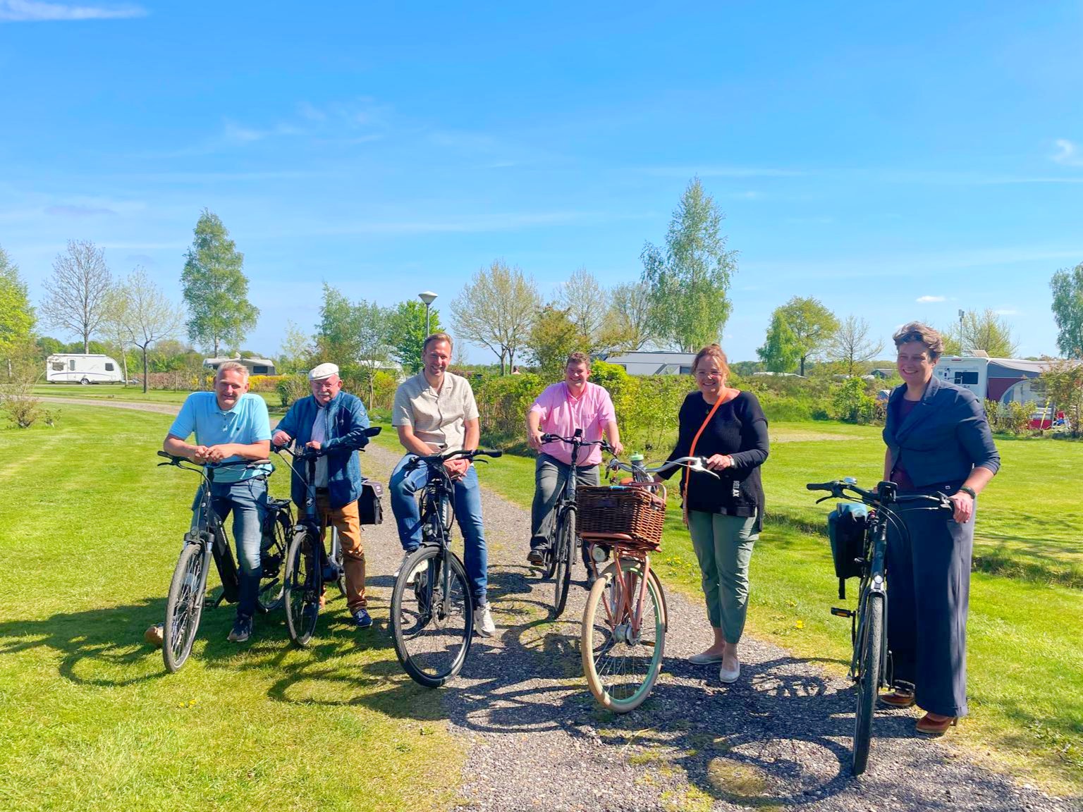 2 College Noordenveld op camping De Drie Provincien College Noordenveld verrast De Drie Provinciën met feestelijk bezoek na derde ACSI Award op rij