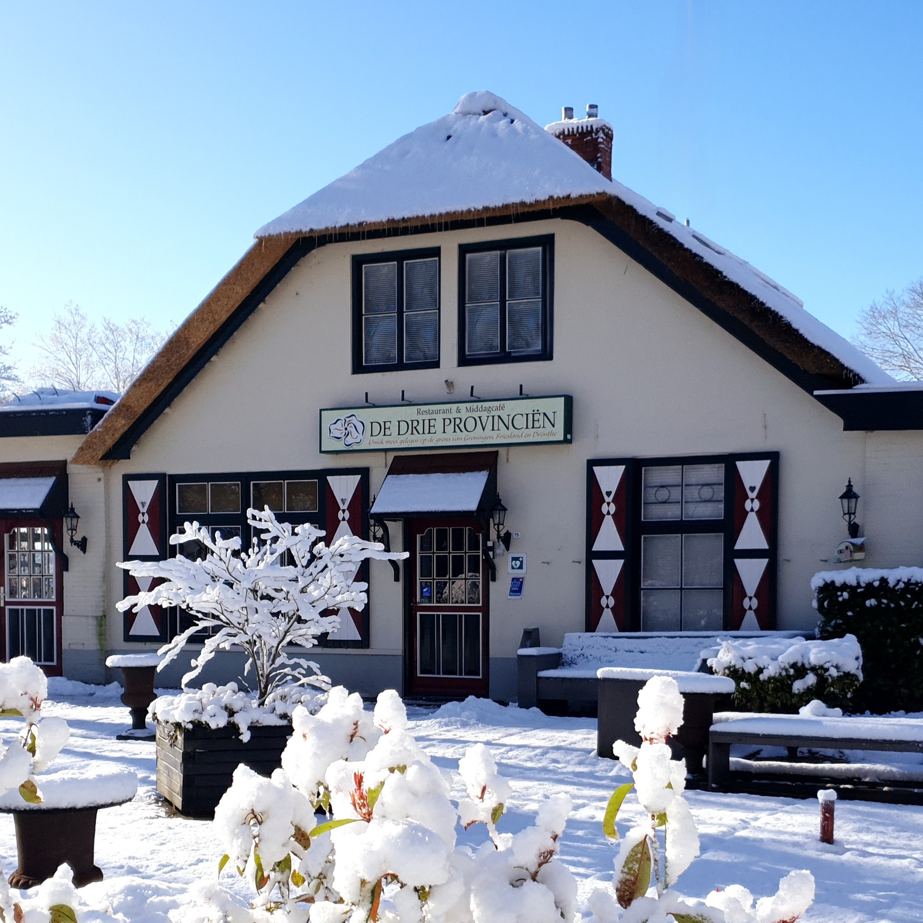 Restaurant De Drie Provincien in de sneeuw met kerst