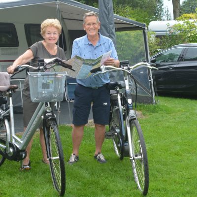 Hond op de camping. Lekker fietsen vanaf De Drie Provincien.